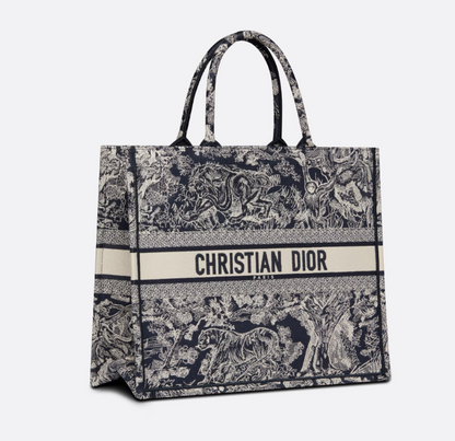 D Medium Book Tote size : 36 x 27.5 x 16.5 cm