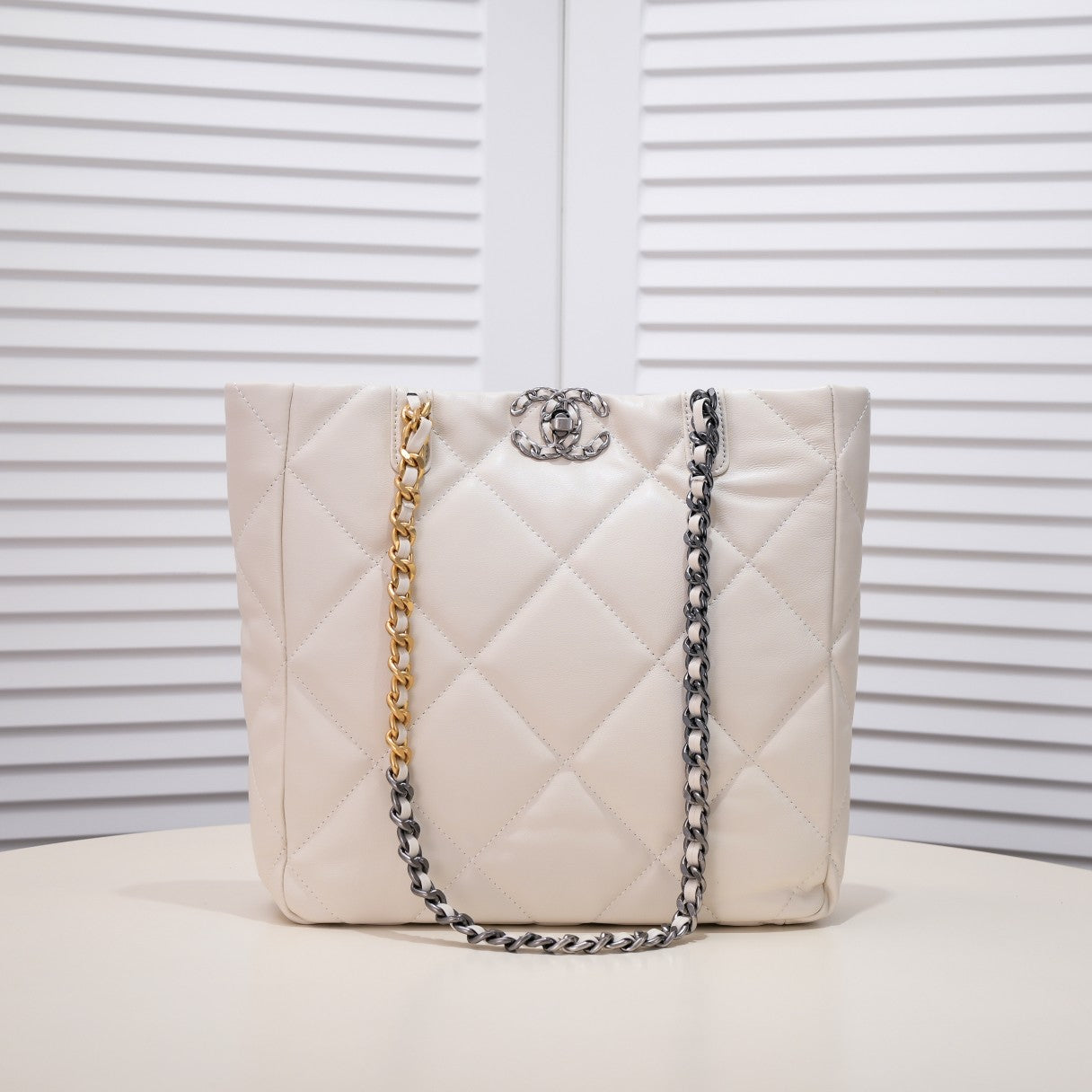 CC 22b 19 BAG tote