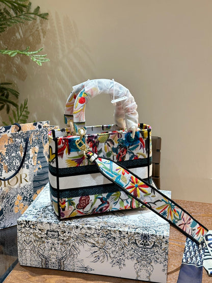D lady bag size; 24 cm