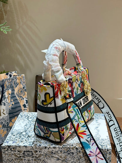D lady bag size; 24 cm